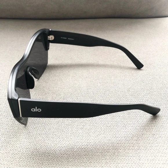 Alo Yoga Stunner Sunglasses Black - Picture 4 of 11